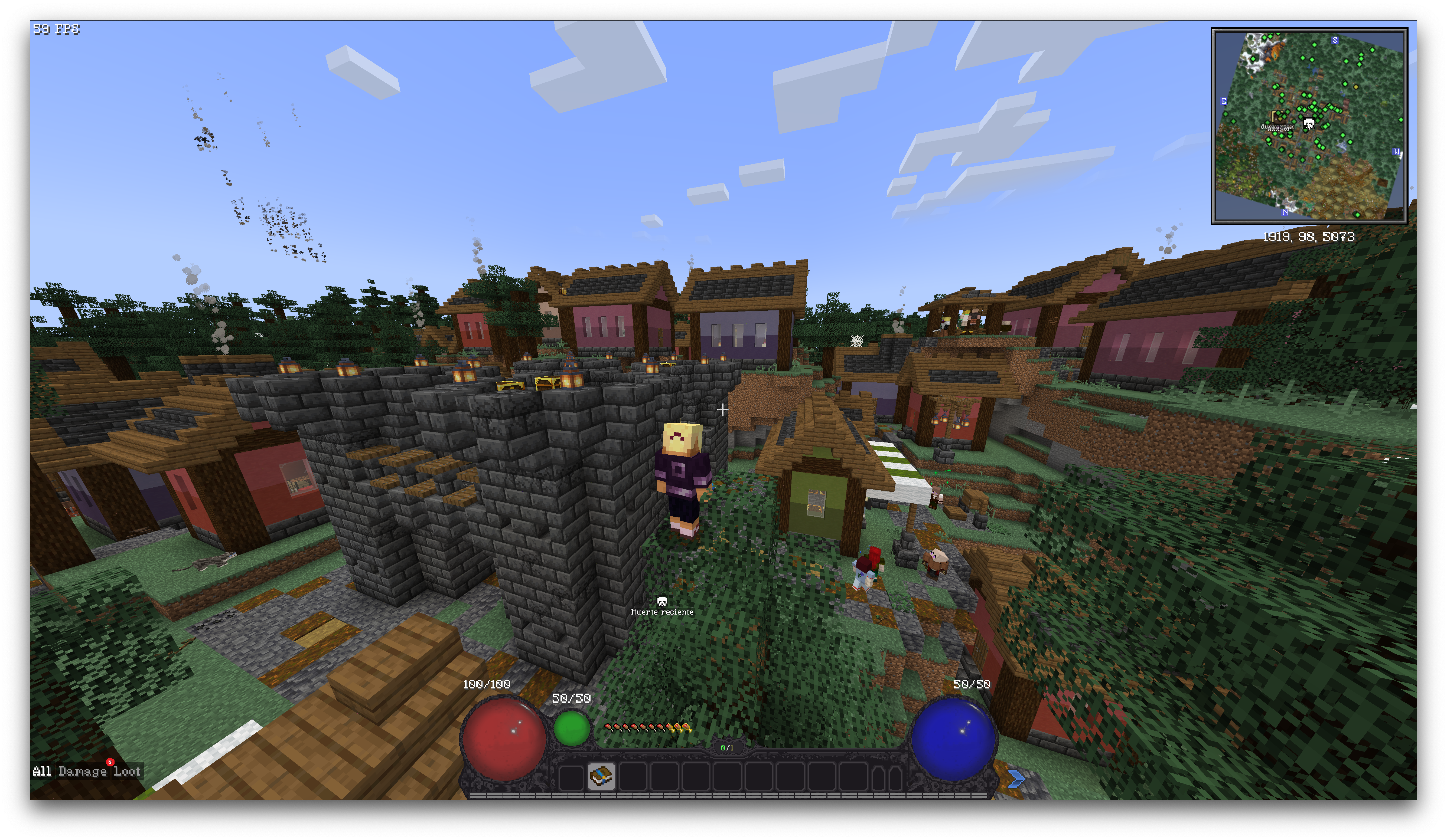 Personaje junto a una torre y los tejados de una aldea durante una partida de Minecraft Exile 2